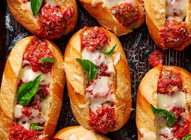 Σάντουιτς με κεφτεδάκια σε σάλτσα τομάτας