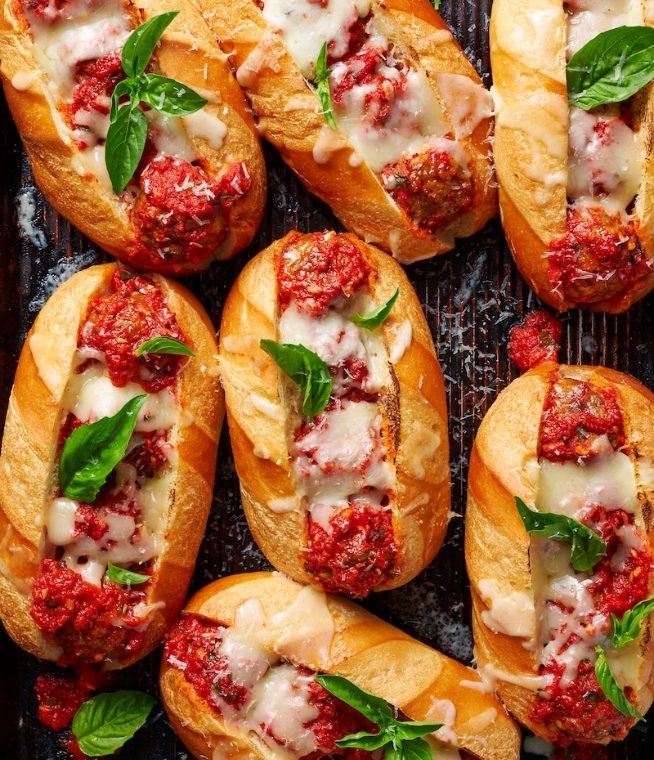 Σάντουιτς με κεφτεδάκια σε σάλτσα τομάτας